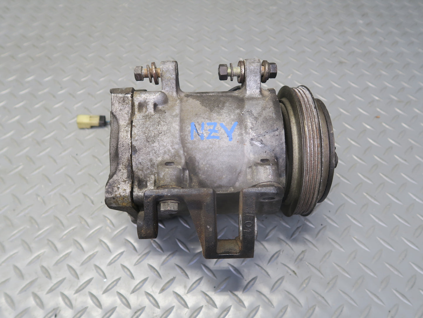 87-89 Nissan Z31 300ZX NA A/C Air Condition Compressor 252585 OEM