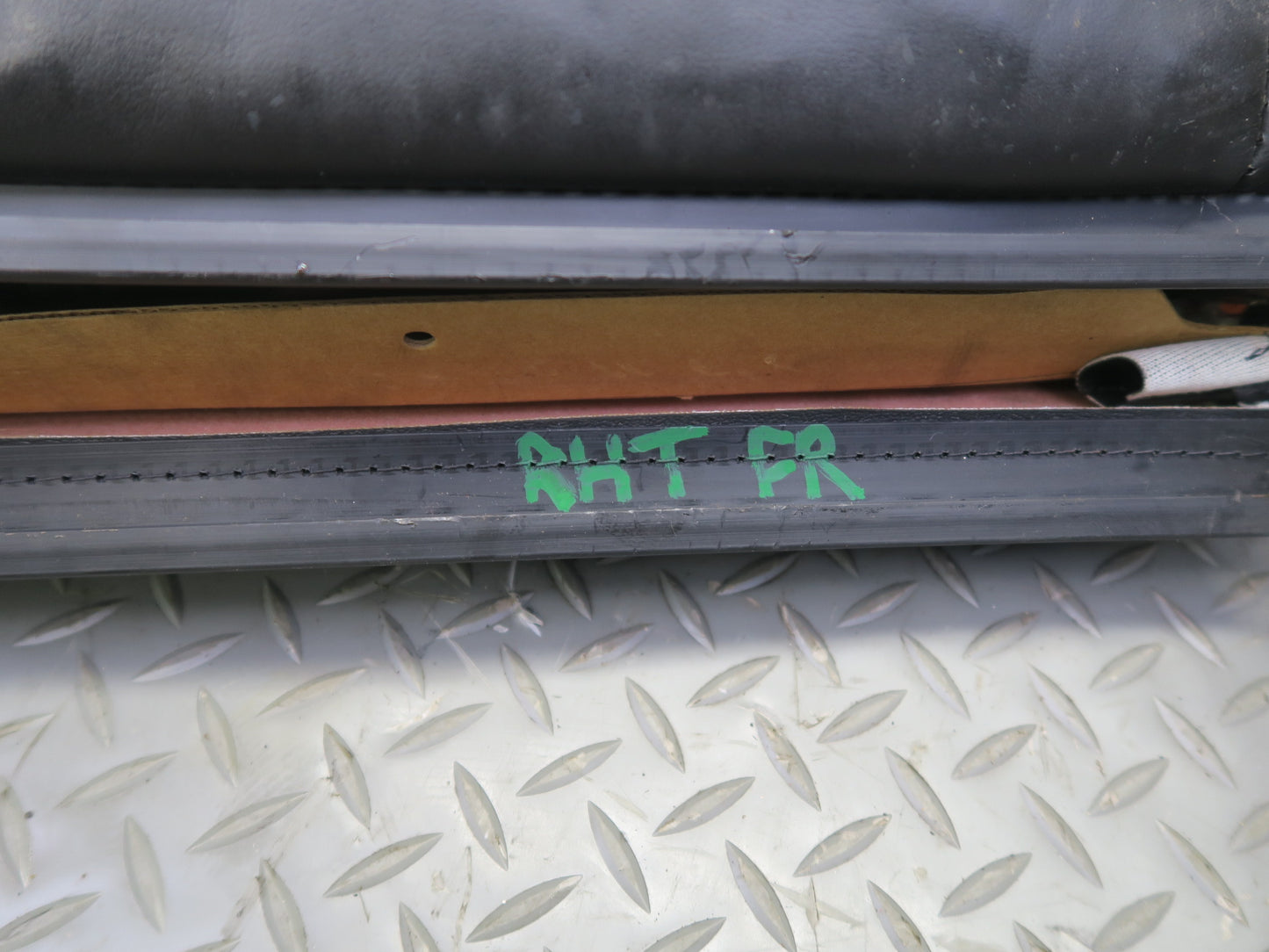 2005-2007 Hummer H2 Front Right Passenger Side Seat Upper Cushion Leather