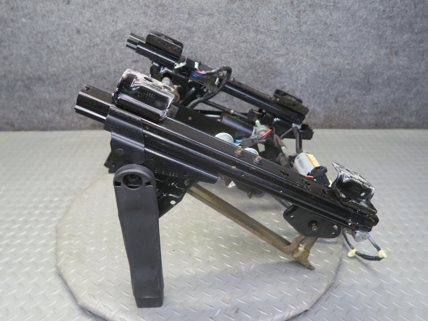 2003-2007 Hummer H2 Front Right Passenger Side Seat Lower Frame Track W/ Motors