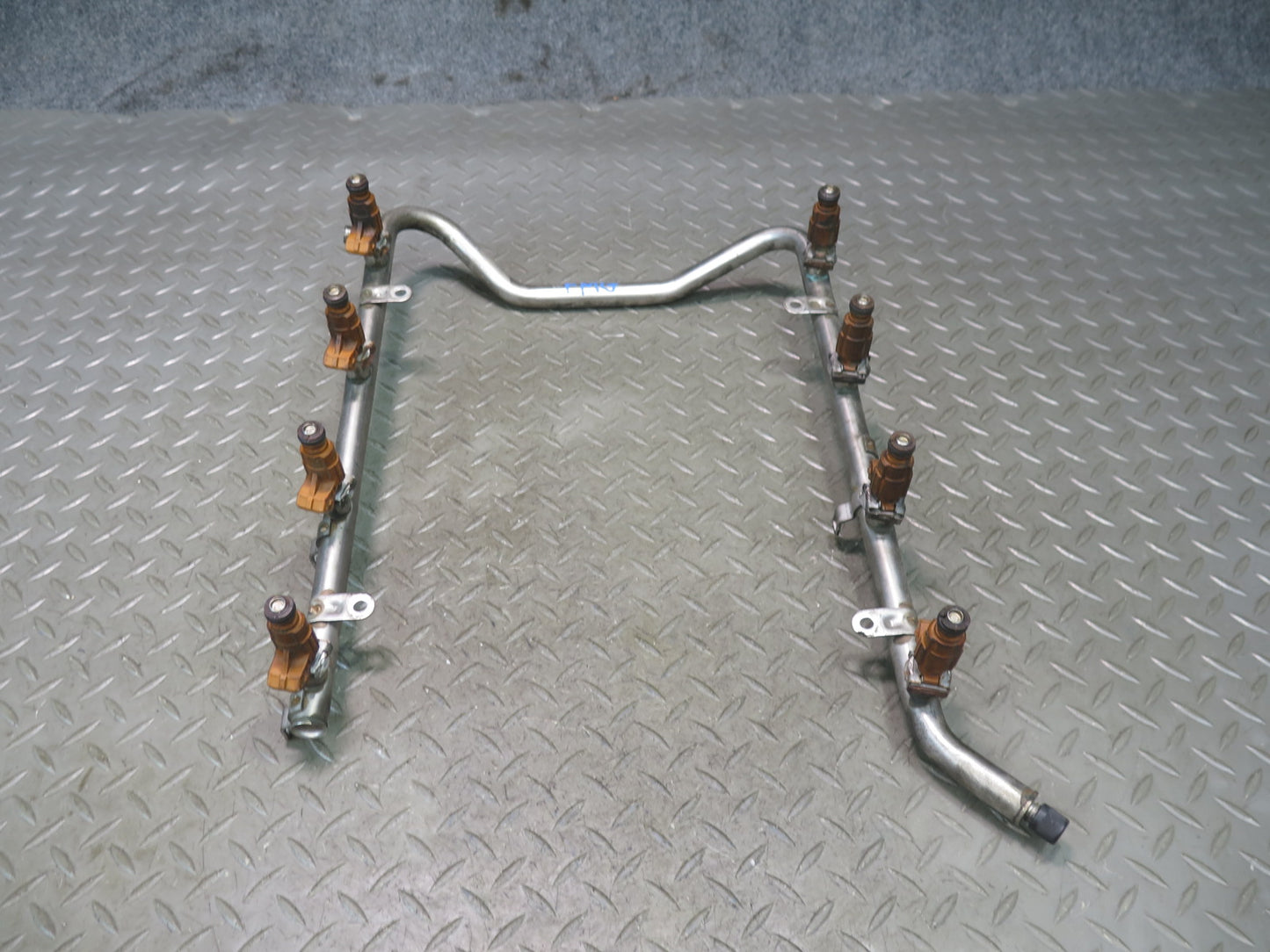 2002-2005 Mercedes W463 G500 Fuel Rail Injector Set