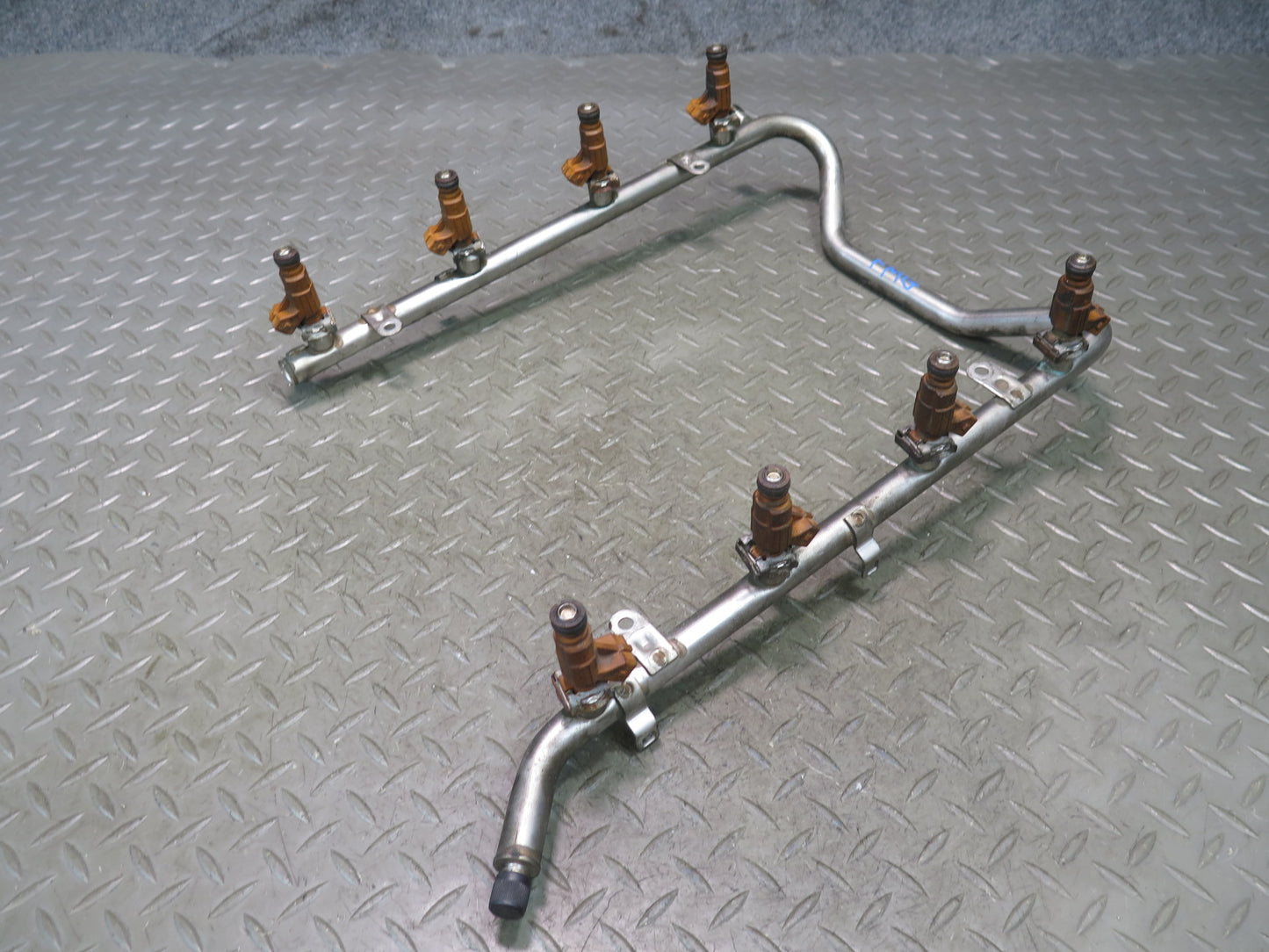 2002-2005 Mercedes W463 G500 Fuel Rail Injector Set