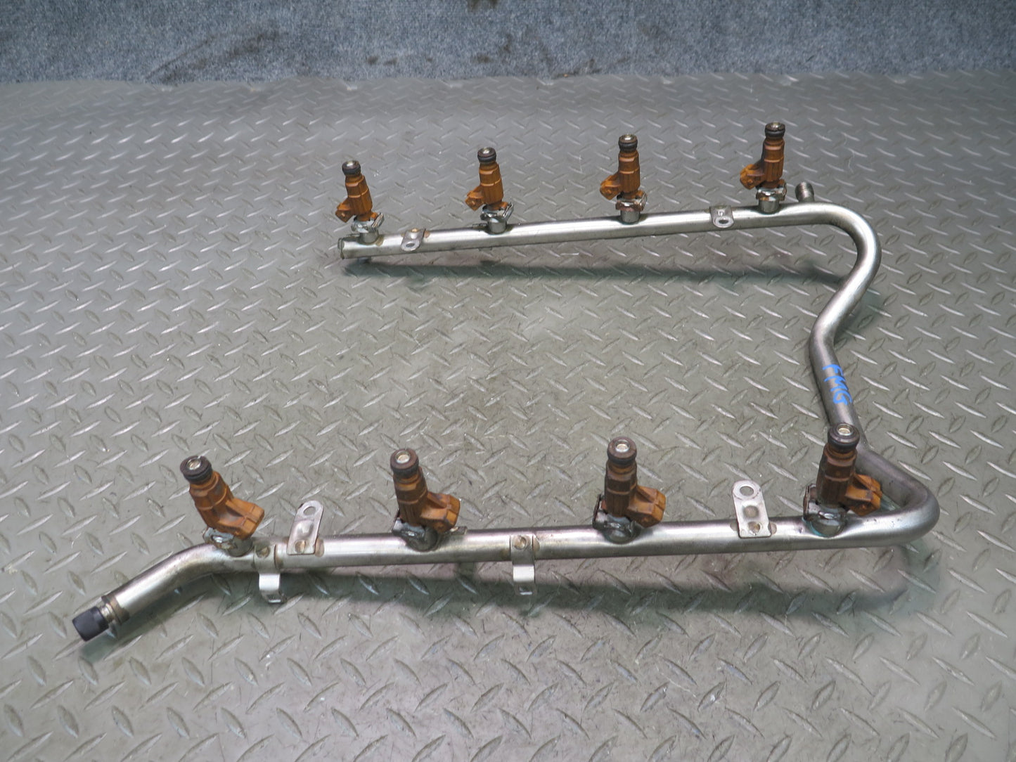 2002-2005 Mercedes W463 G500 Fuel Rail Injector Set