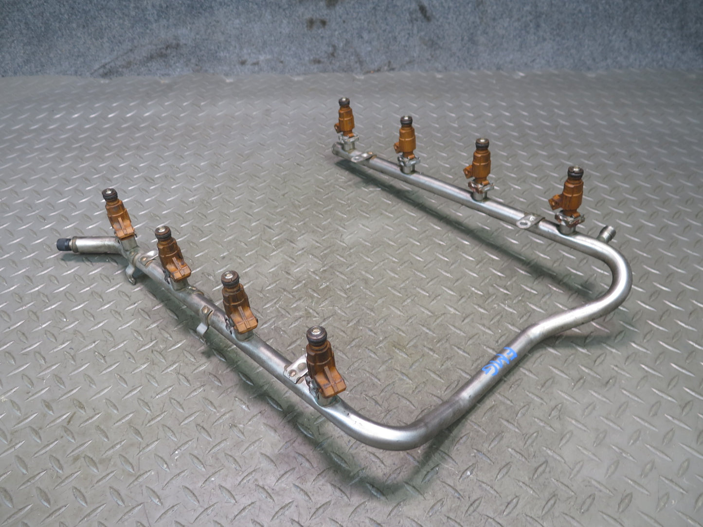 2002-2005 Mercedes W463 G500 Fuel Rail Injector Set
