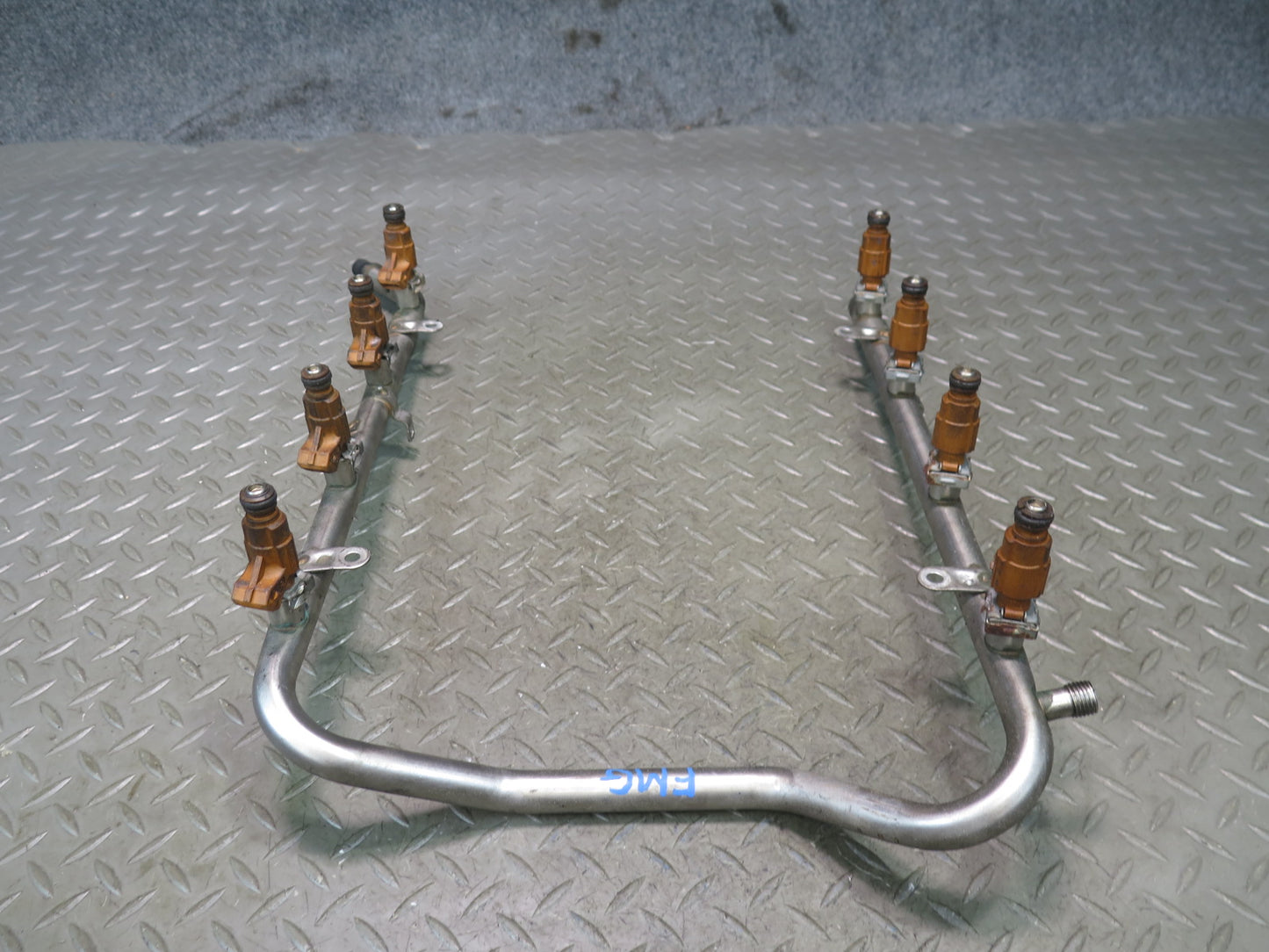 2002-2005 Mercedes W463 G500 Fuel Rail Injector Set