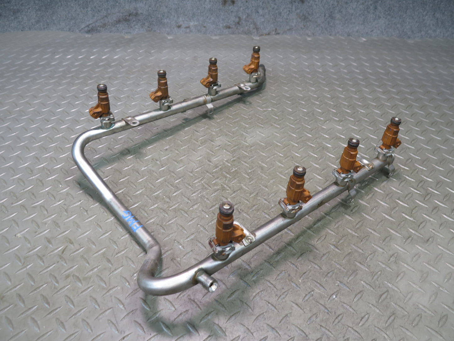 2002-2005 Mercedes W463 G500 Fuel Rail Injector Set