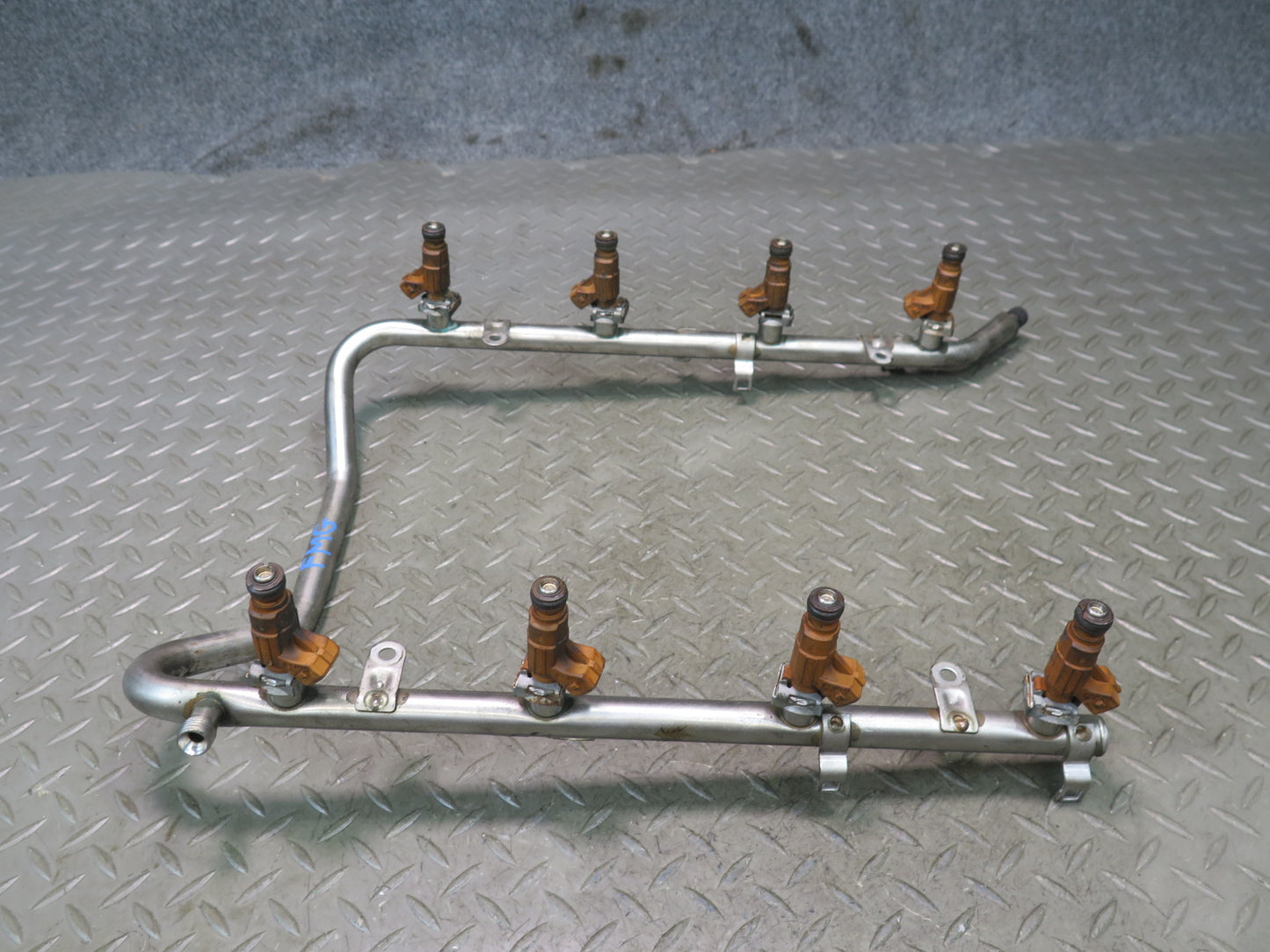 2002-2005 Mercedes W463 G500 Fuel Rail Injector Set