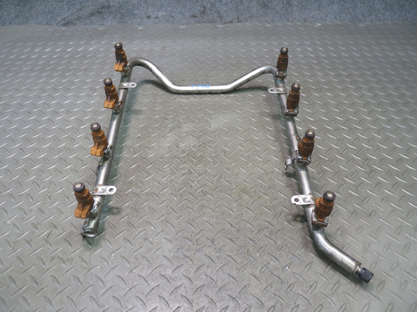 2002-2005 Mercedes W463 G500 Fuel Rail Injector Set
