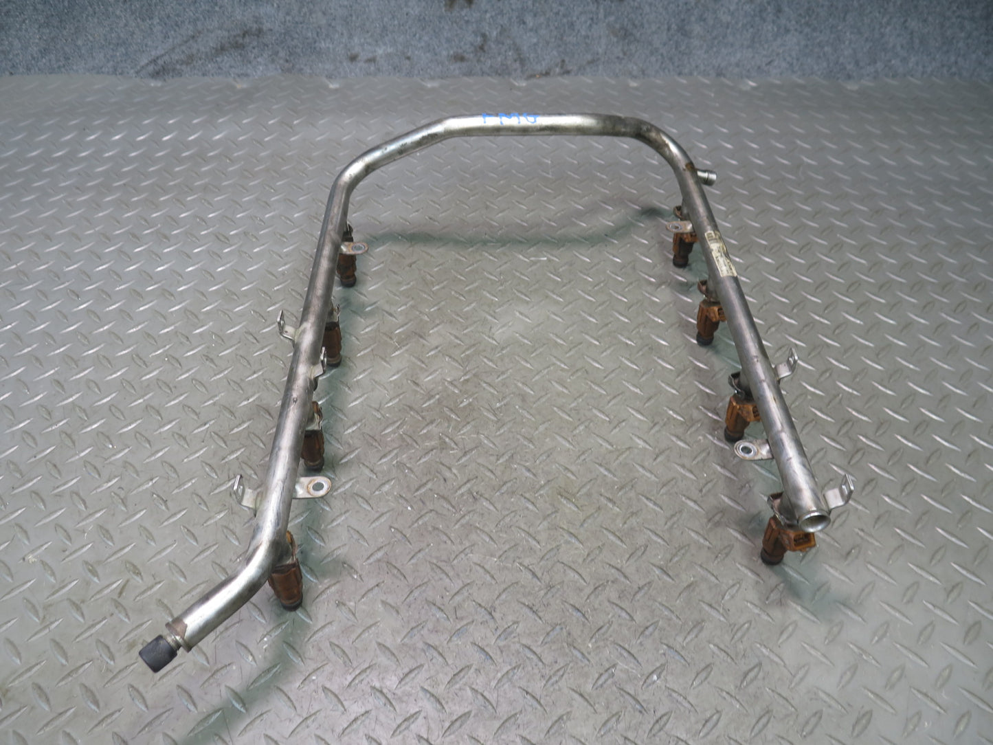 2002-2005 Mercedes W463 G500 Fuel Rail Injector Set