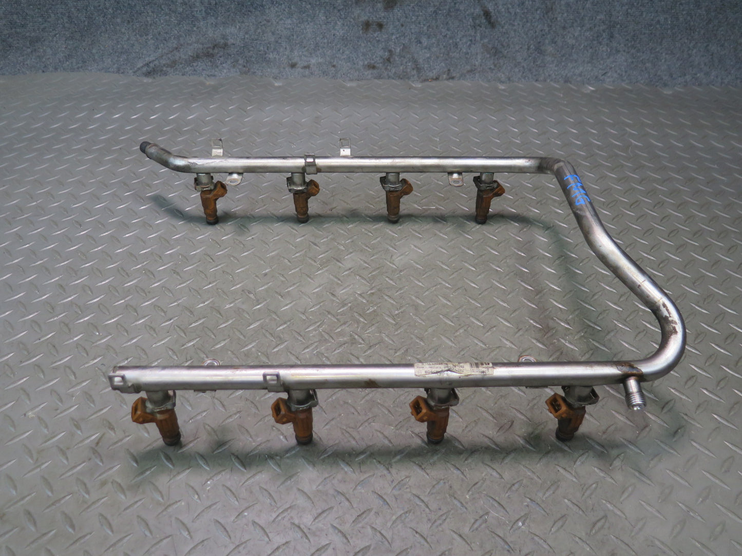 2002-2005 Mercedes W463 G500 Fuel Rail Injector Set