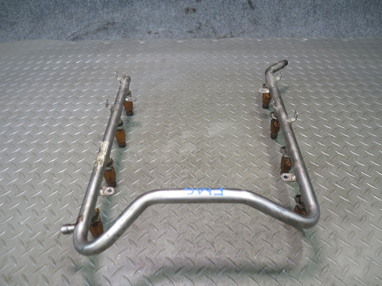 2002-2005 Mercedes W463 G500 Fuel Rail Injector Set