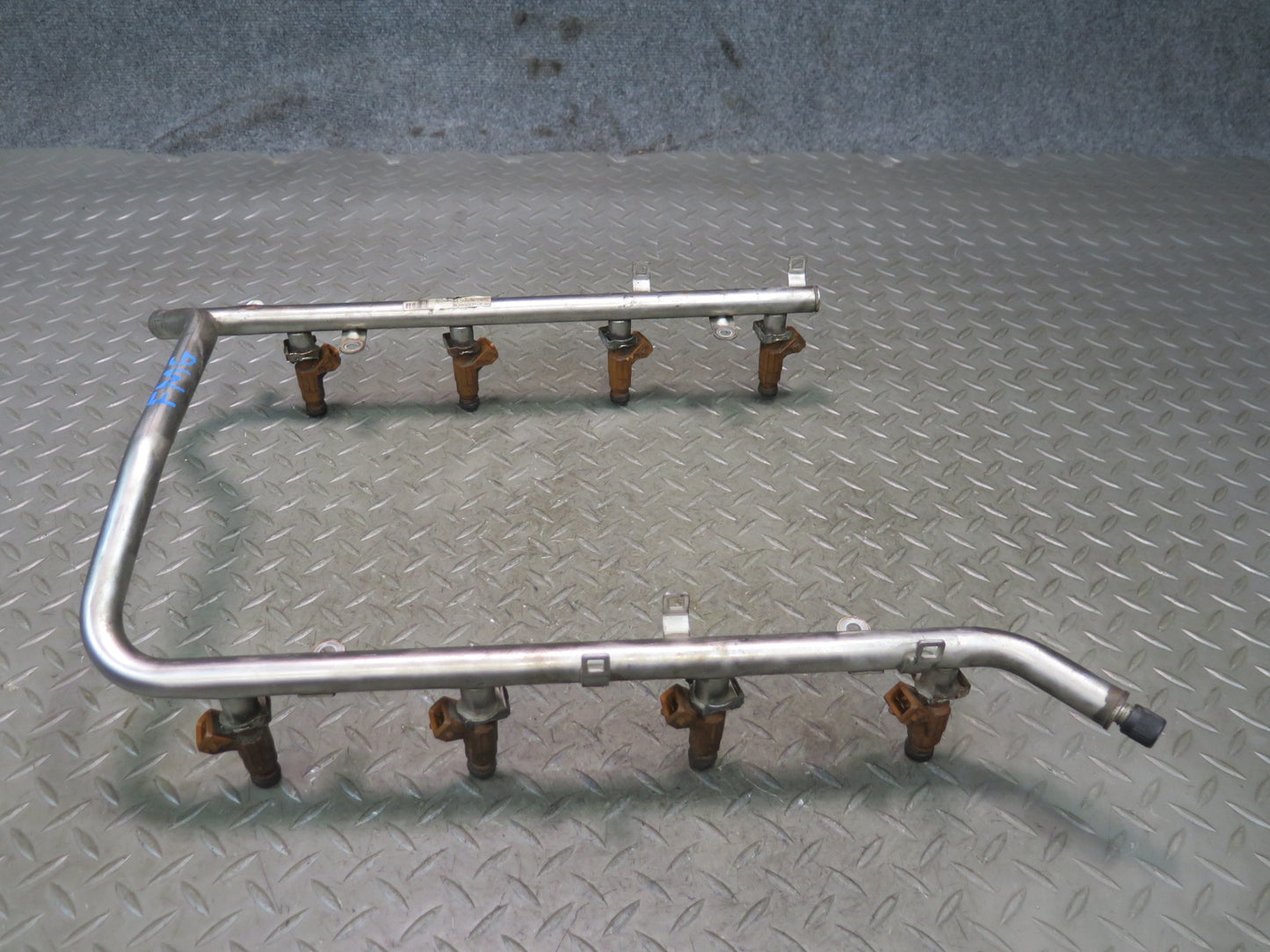 2002-2005 Mercedes W463 G500 Fuel Rail Injector Set