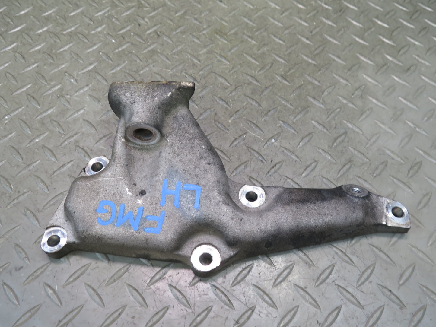 2002-2005 Mercedes W463 G500 Engine Motor Left Mount Bracket 1132230804