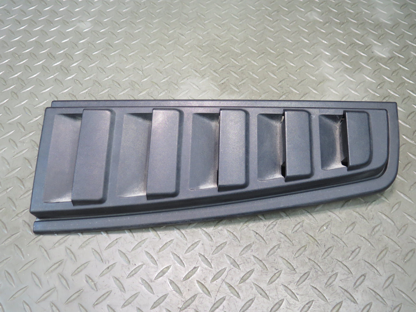 2003-2009 Hummer H2 Rear Right Side Tail Light Upper Vent Grille Trim Applique