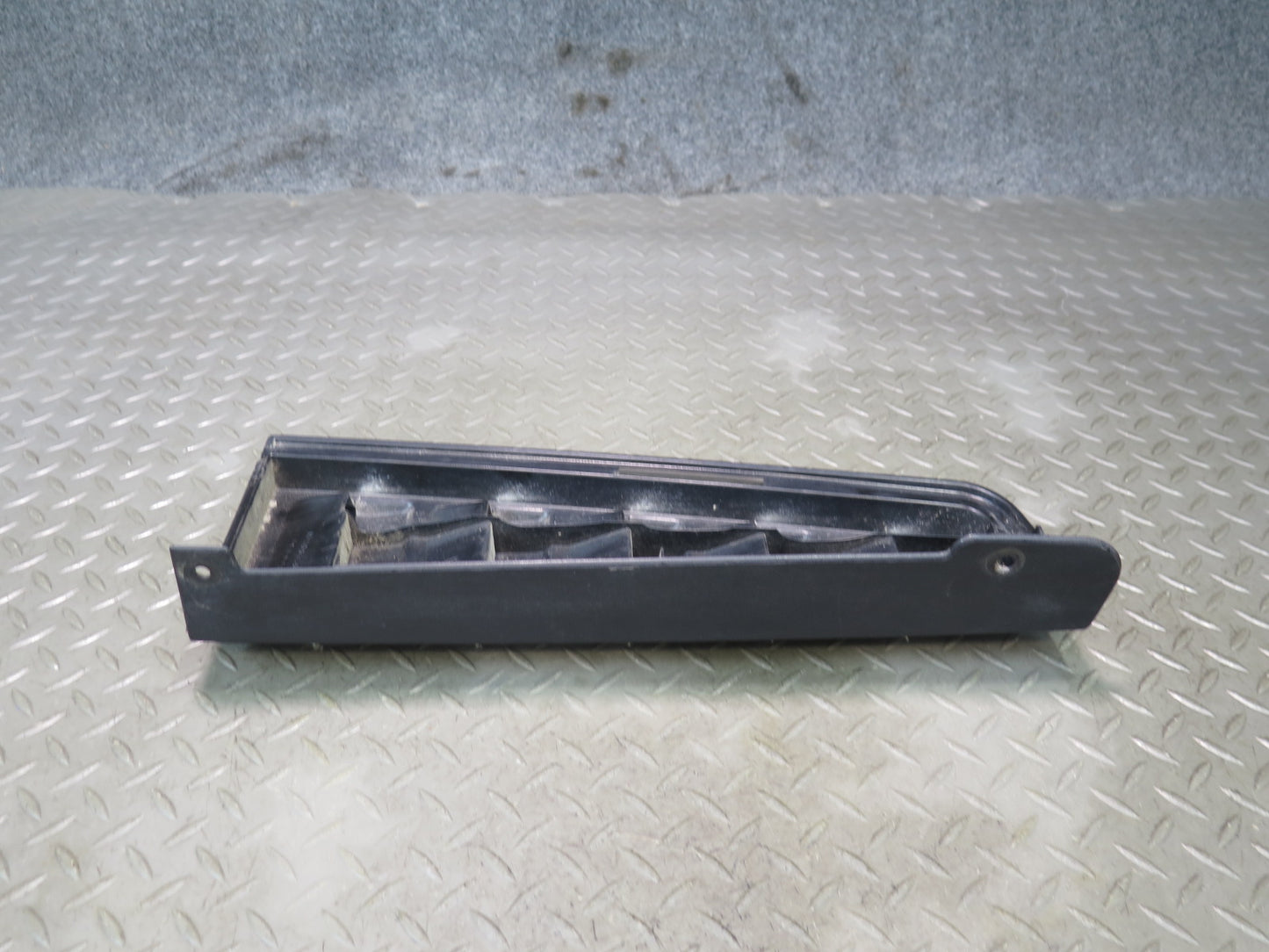 2003-2009 Hummer H2 Rear Right Side Tail Light Upper Vent Grille Trim Applique