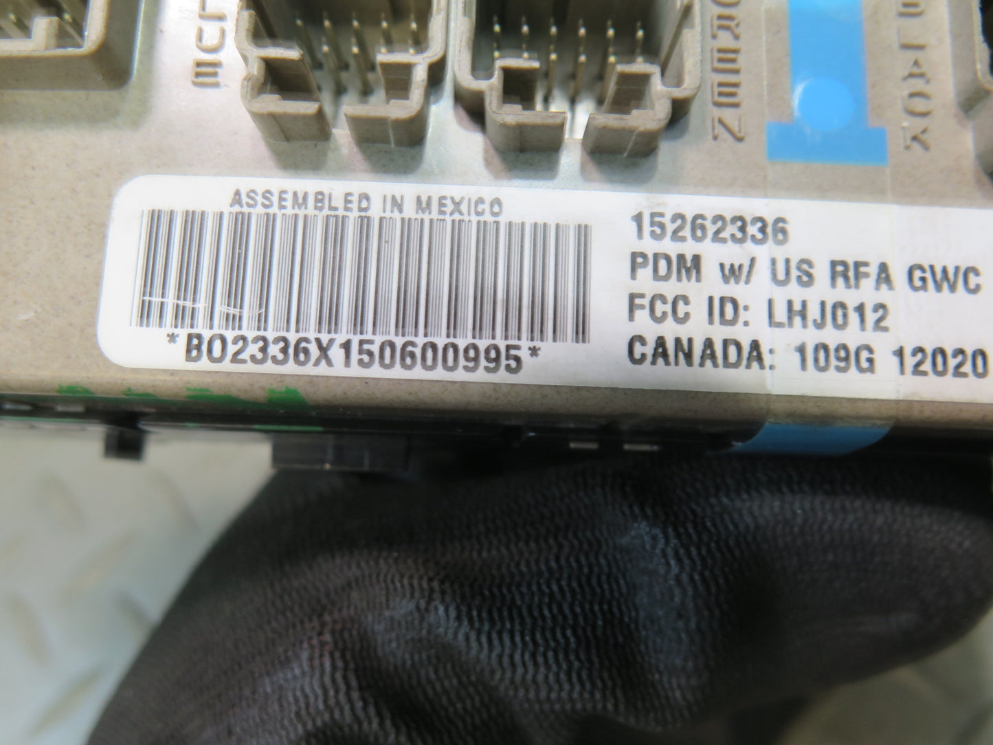 2003-2007 Hummer H2 Front Right Side Door Window Switch 15262336