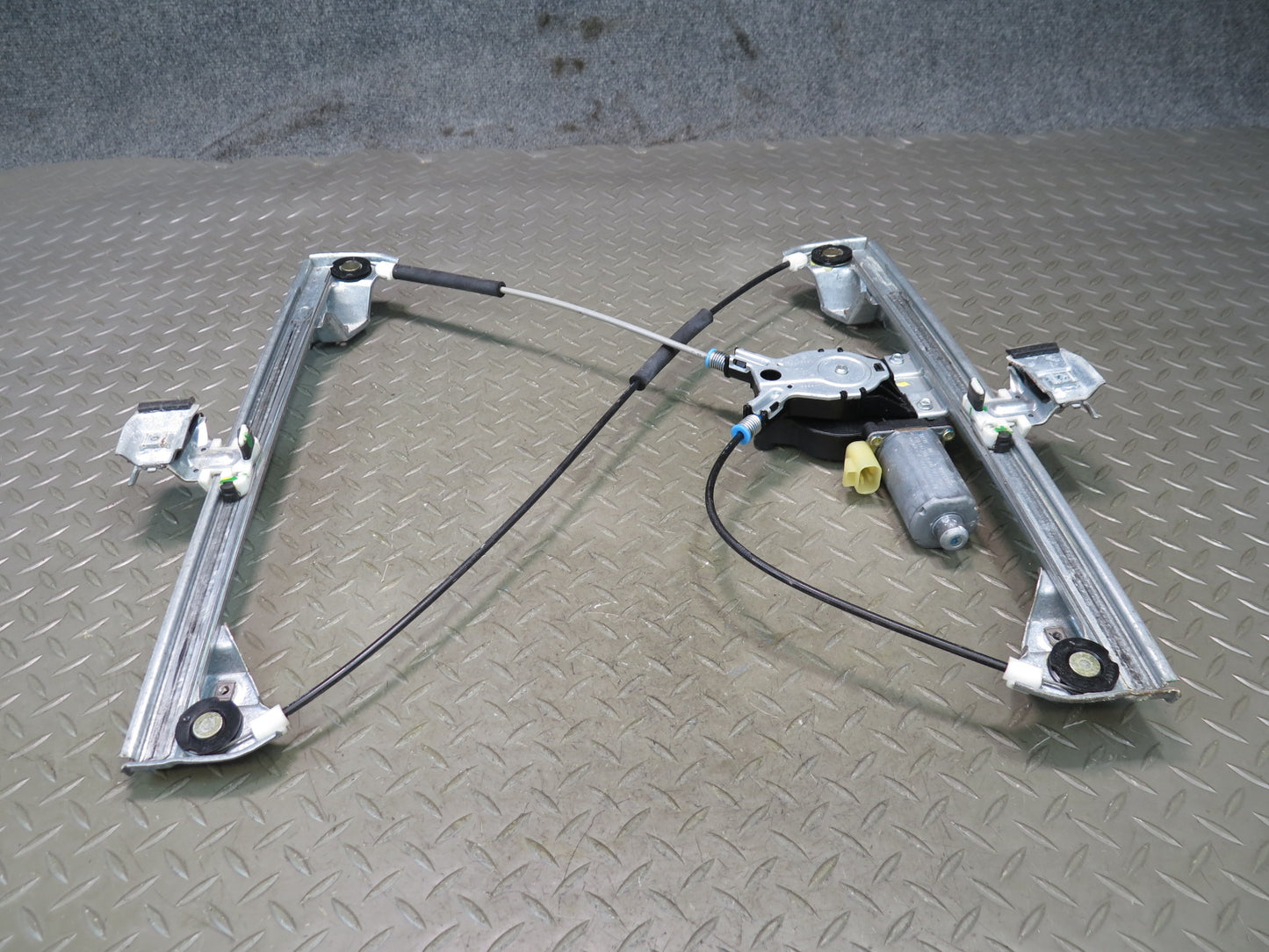2003-2009 Hummer H2 Front Right Side Door Window Regulator W/ Motor