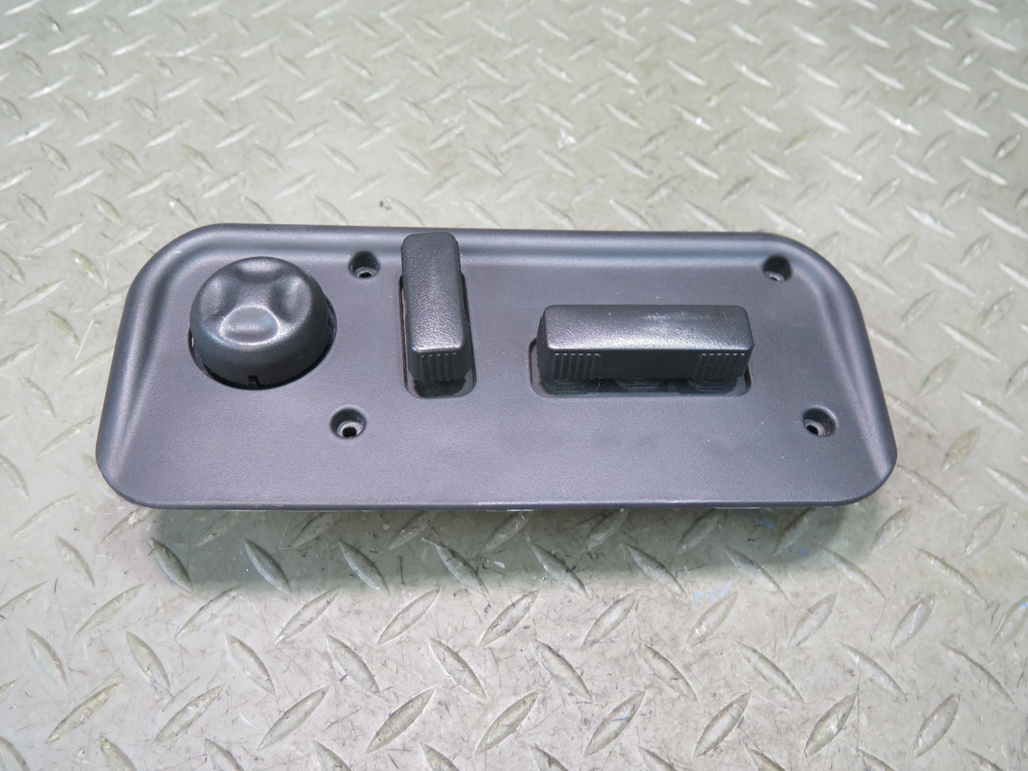 2003-2007 Hummer H2 Front Right Side Seat Adjust Control Switch W/ Trim