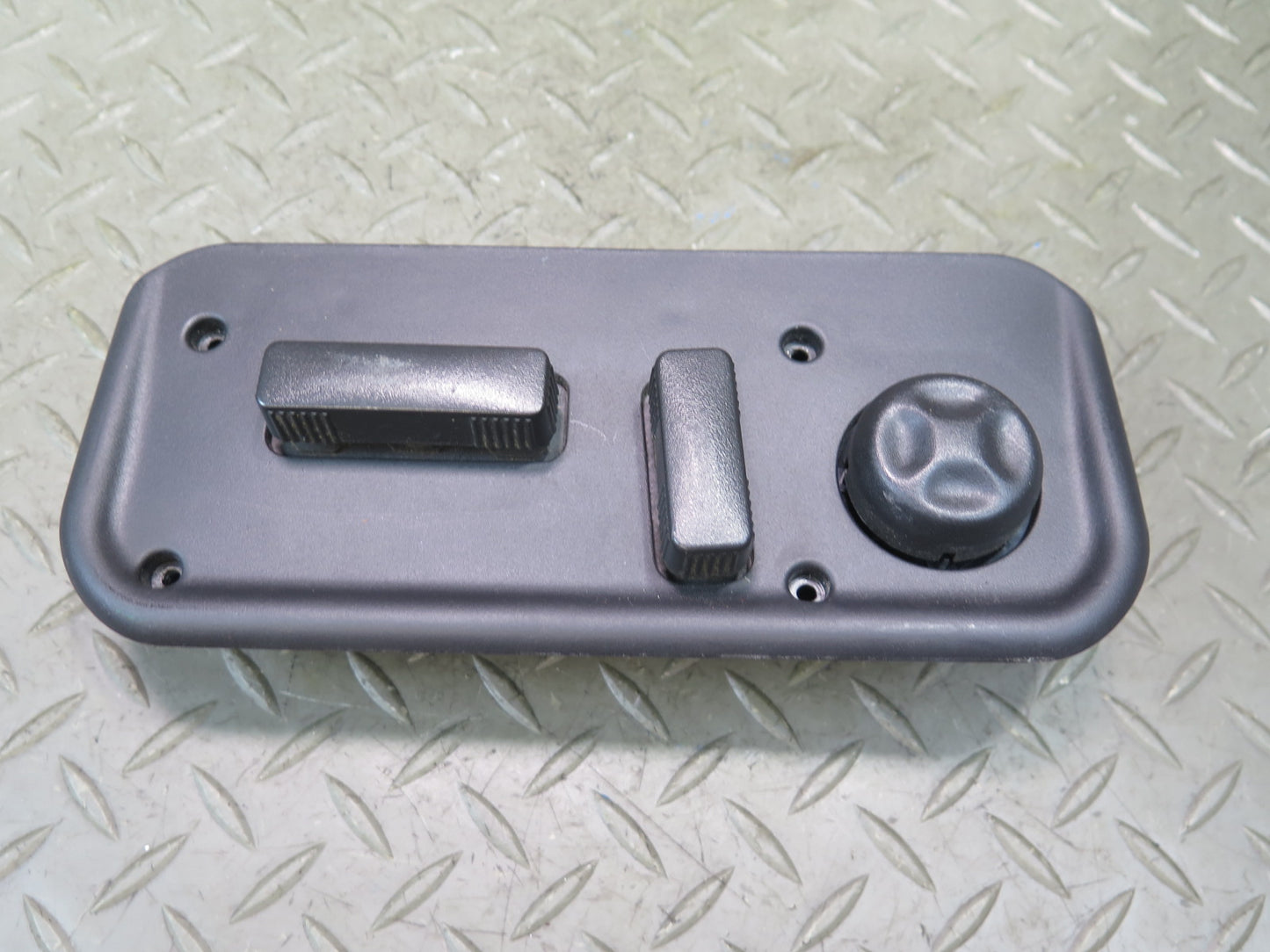 2003-2007 Hummer H2 Front Right Side Seat Adjust Control Switch W/ Trim