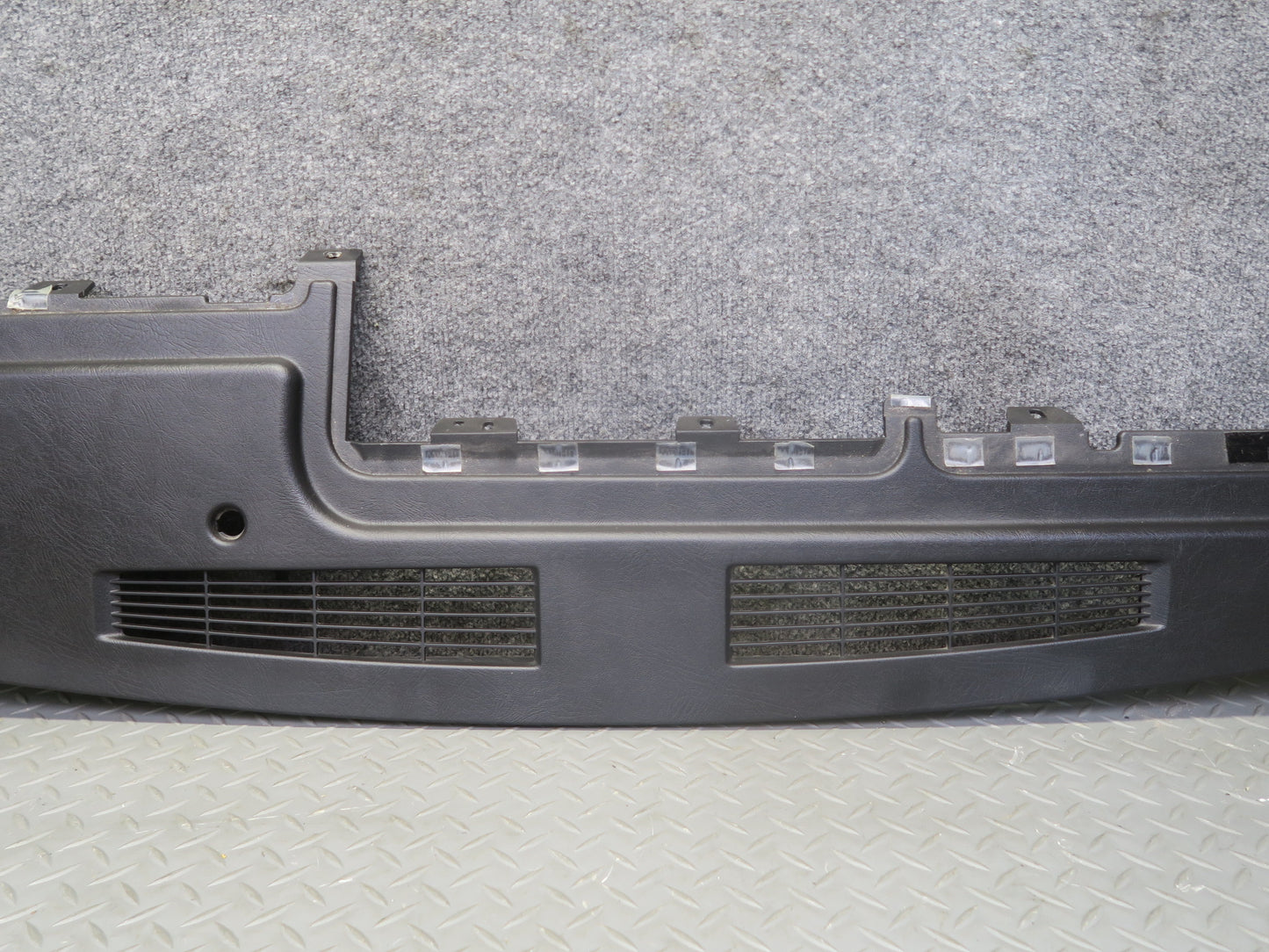 2003-2007 Hummer H2 Dash Upper Defrost Air Vent Grille Trim Panel 15102556
