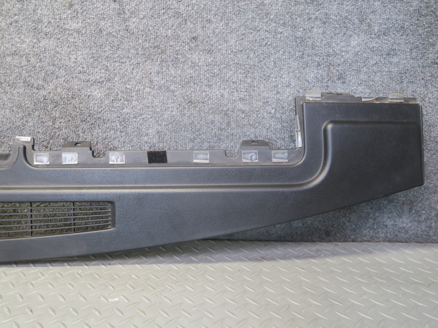 2003-2007 Hummer H2 Dash Upper Defrost Air Vent Grille Trim Panel 15102556