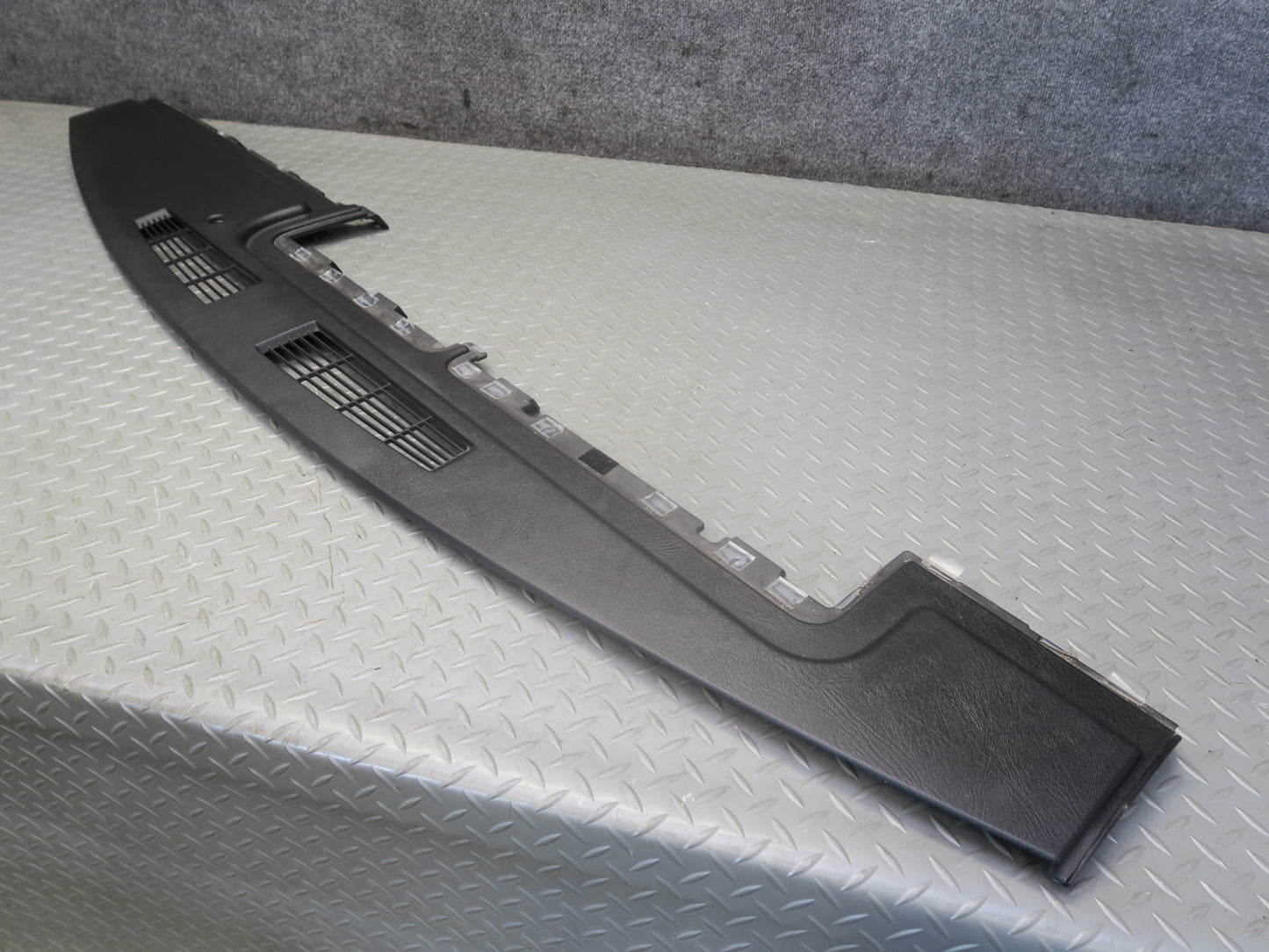 2003-2007 Hummer H2 Dash Upper Defrost Air Vent Grille Trim Panel 15102556