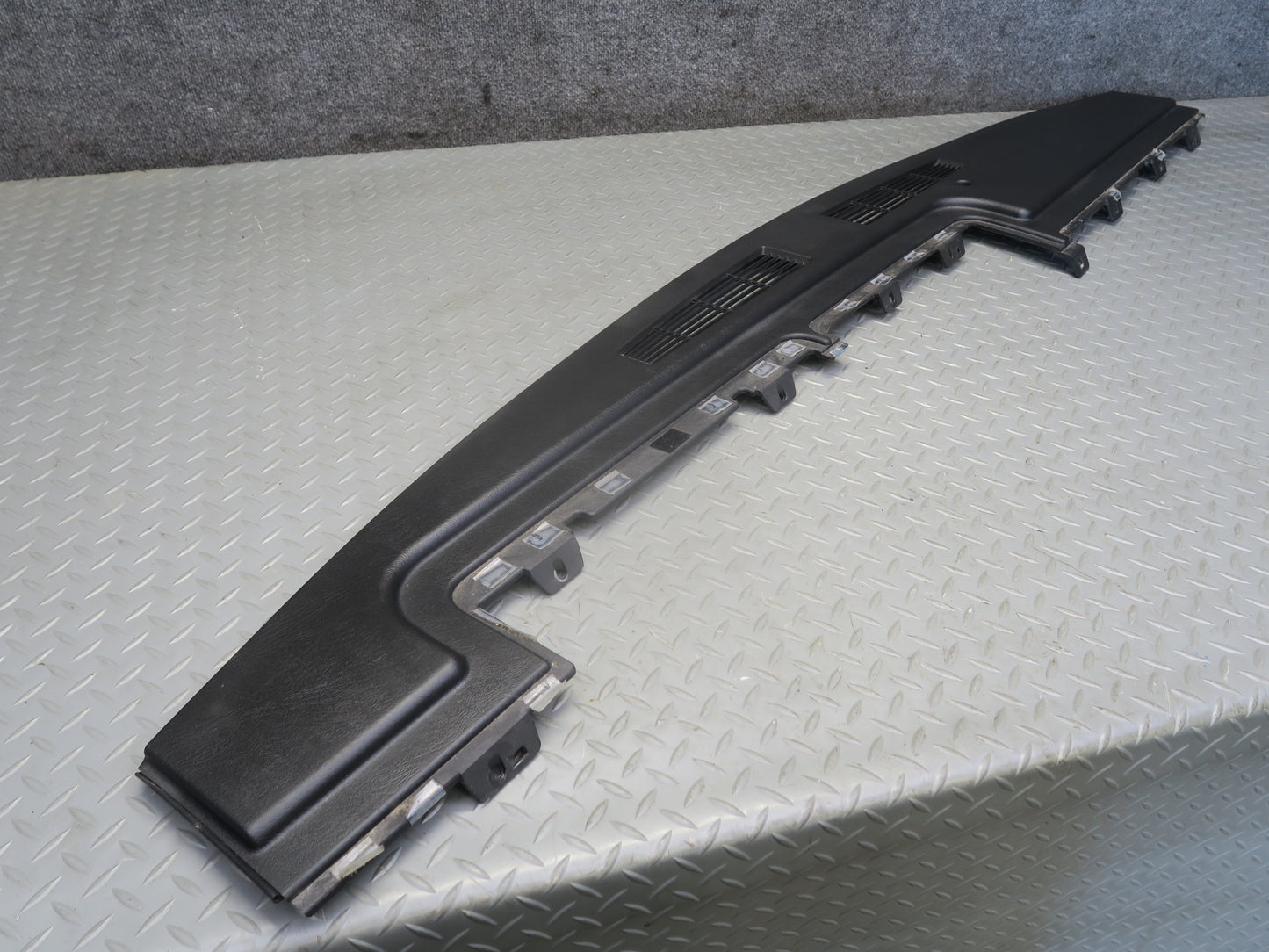 2003-2007 Hummer H2 Dash Upper Defrost Air Vent Grille Trim Panel 15102556