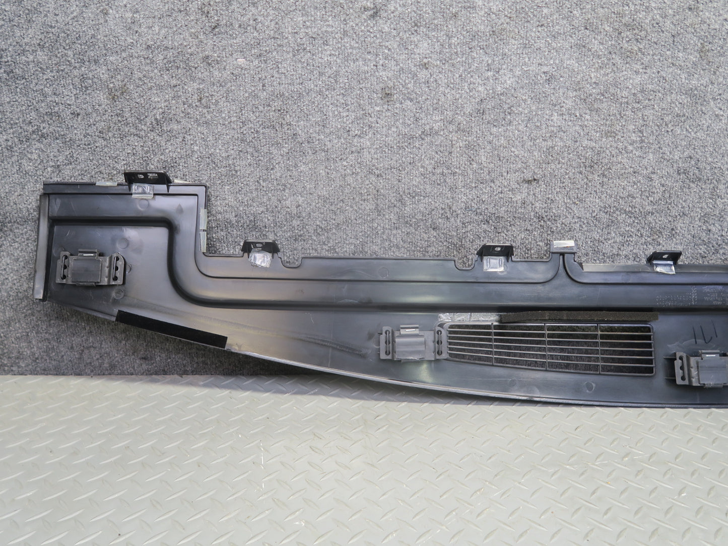 2003-2007 Hummer H2 Dash Upper Defrost Air Vent Grille Trim Panel 15102556