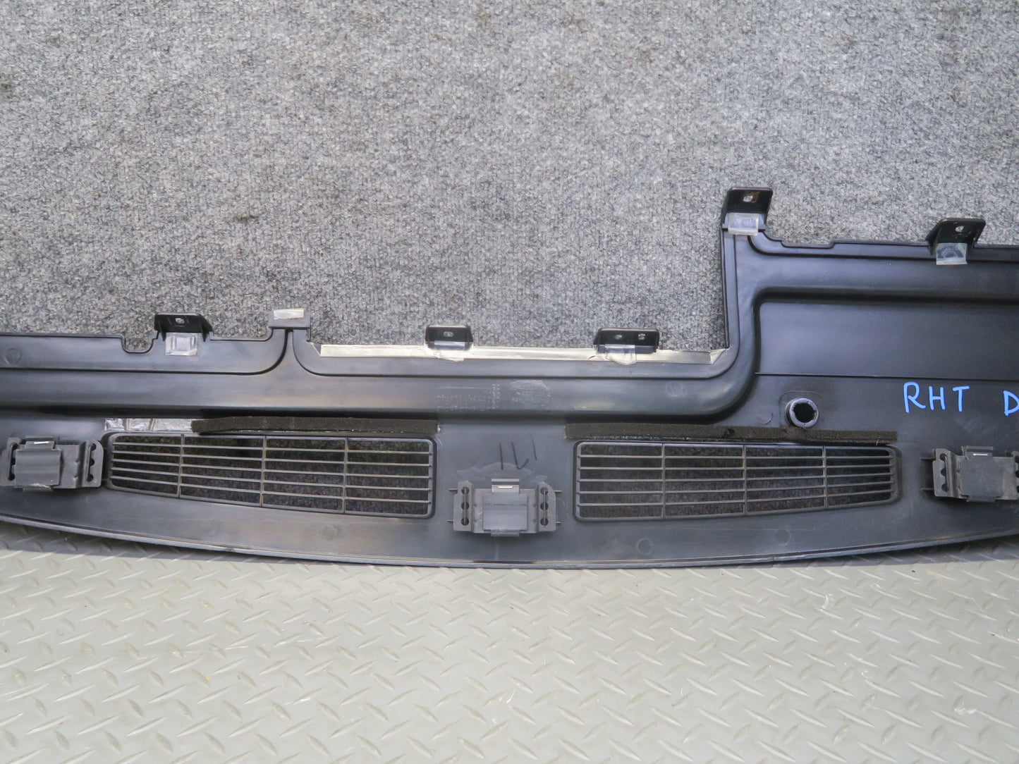 2003-2007 Hummer H2 Dash Upper Defrost Air Vent Grille Trim Panel 15102556