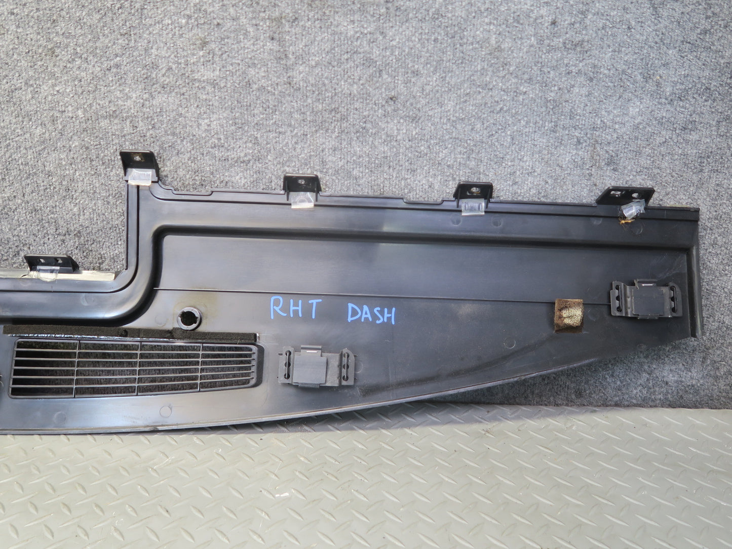 2003-2007 Hummer H2 Dash Upper Defrost Air Vent Grille Trim Panel 15102556