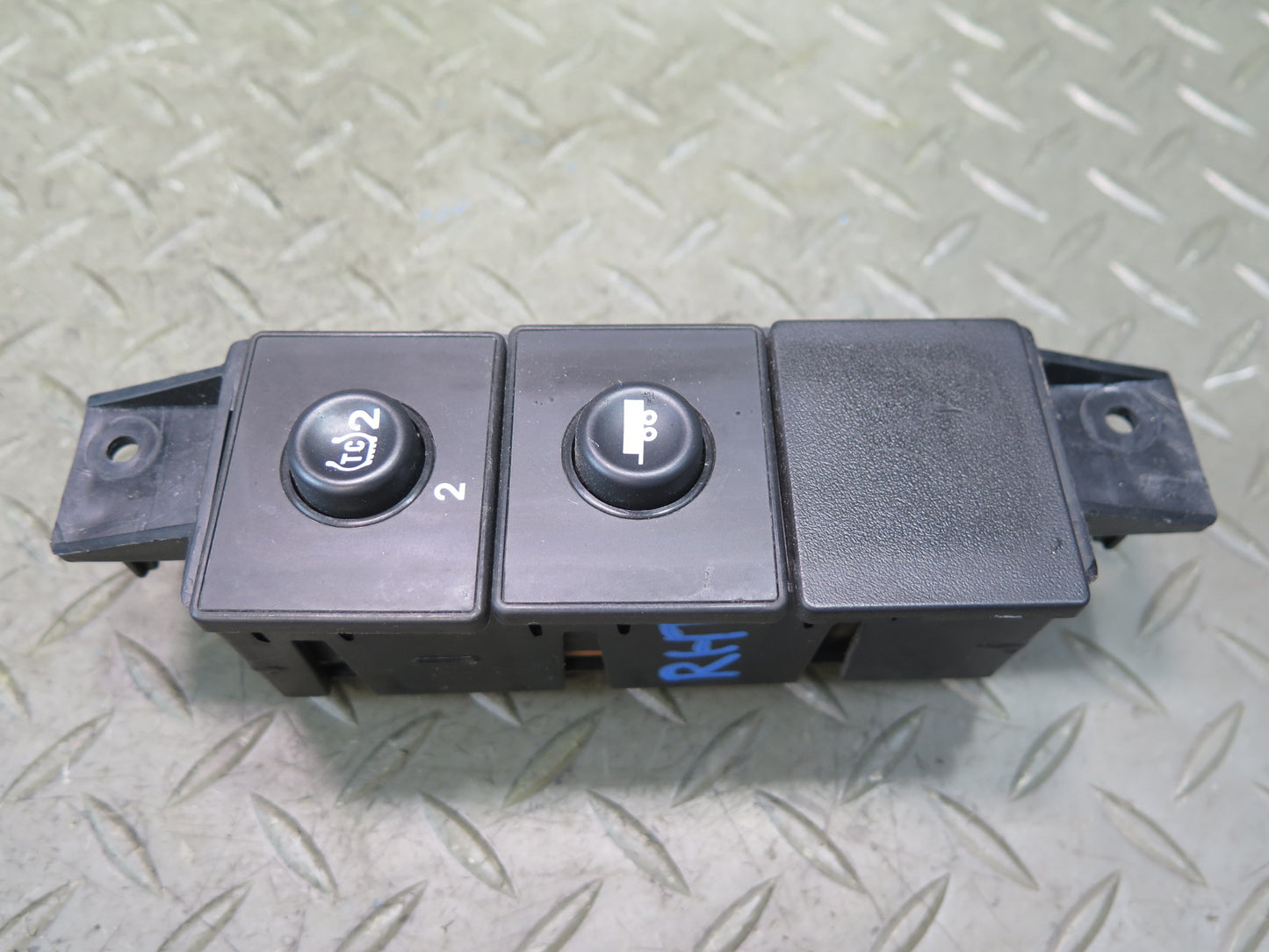 2003 -2007 Hummer H2 Dash Center Traction Control & TOW Haul Switch 15192440