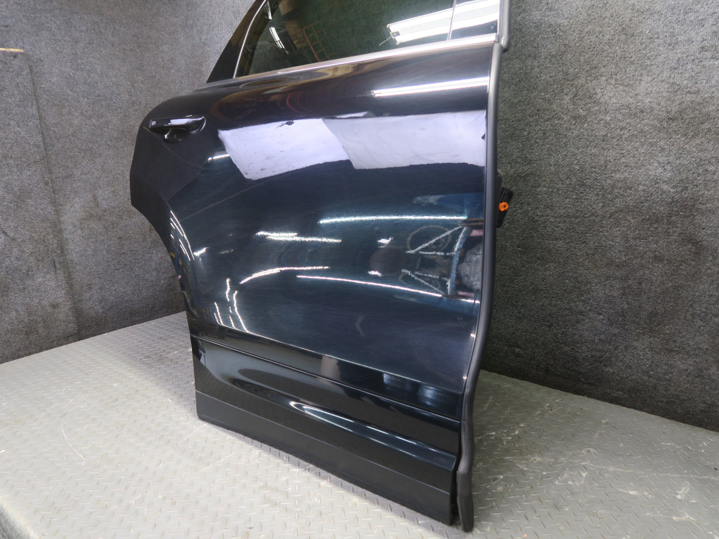 2011-2018 Porsche Cayenne 958 Rear Right Side Door Shell Frame Panel w Glass