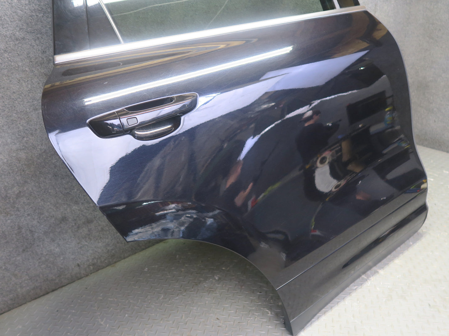 2011-2018 Porsche Cayenne 958 Rear Right Side Door Shell Frame Panel w Glass