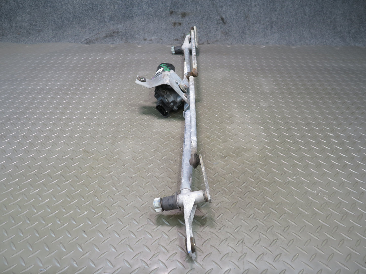 2003-2007 Hummer H2 Windshield Transmission Wiper Linkage W/ Motor