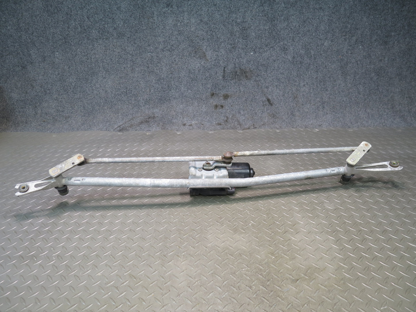 2003-2007 Hummer H2 Windshield Transmission Wiper Linkage W/ Motor