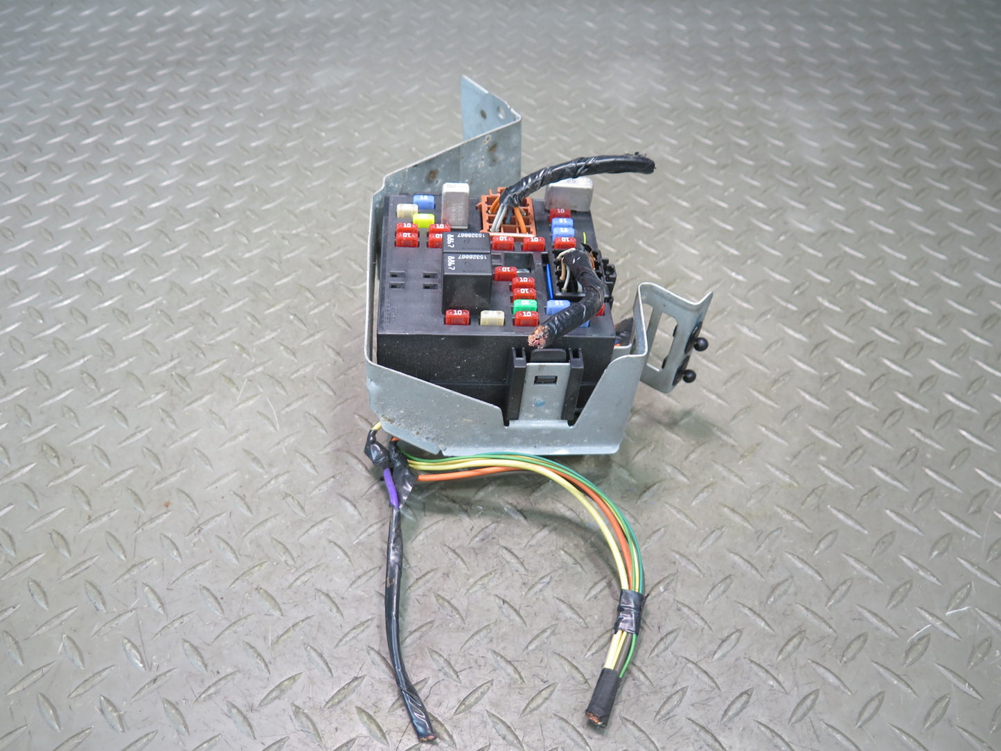2005-2007 Hummer H2 Dash Cabin Interior Junction Fuse Relay Box W/ Bracket