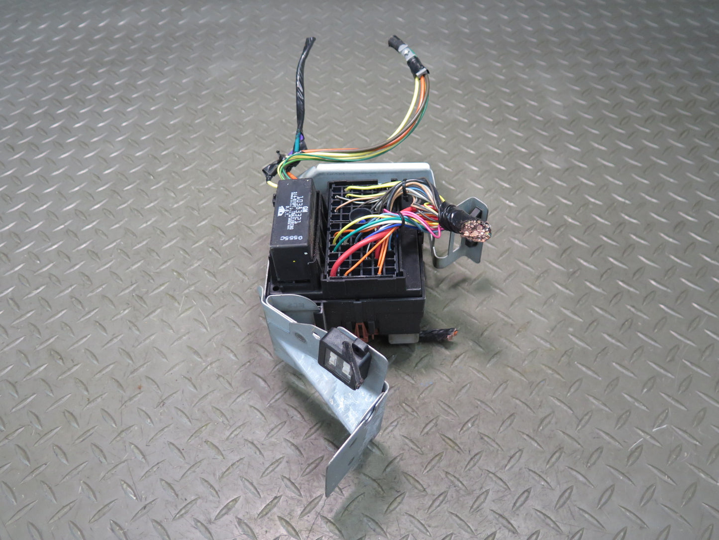 2005-2007 Hummer H2 Dash Cabin Interior Junction Fuse Relay Box W/ Bracket