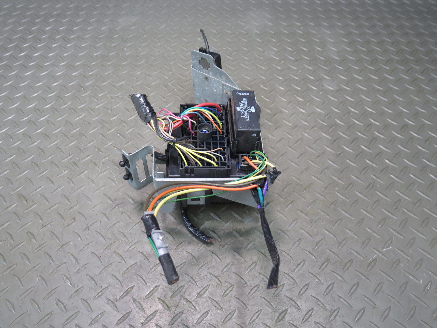 2005-2007 Hummer H2 Dash Cabin Interior Junction Fuse Relay Box W/ Bracket