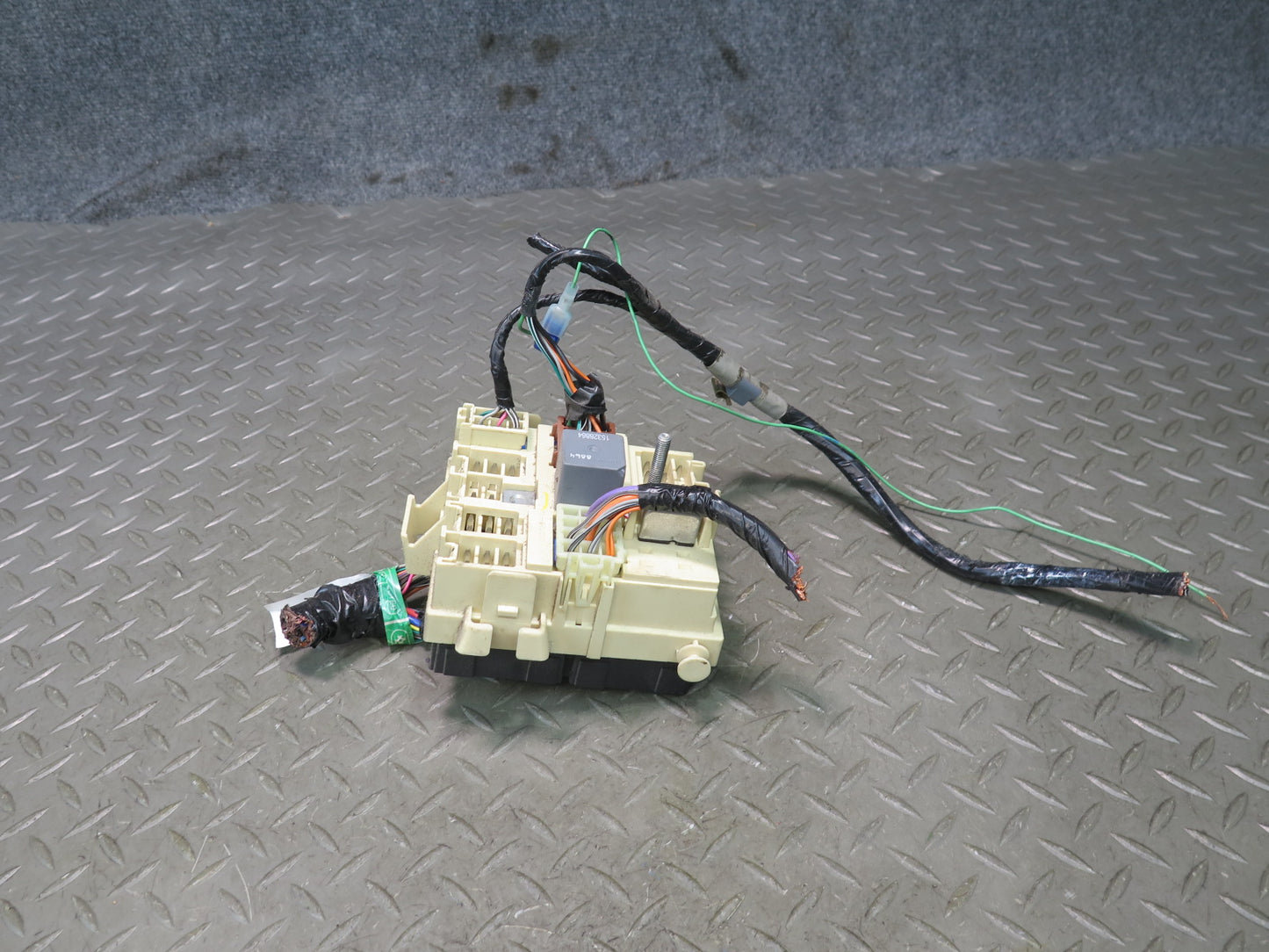 2003-2007 Hummer H2 Dash Board Relay Fuse Junction Box 15190658
