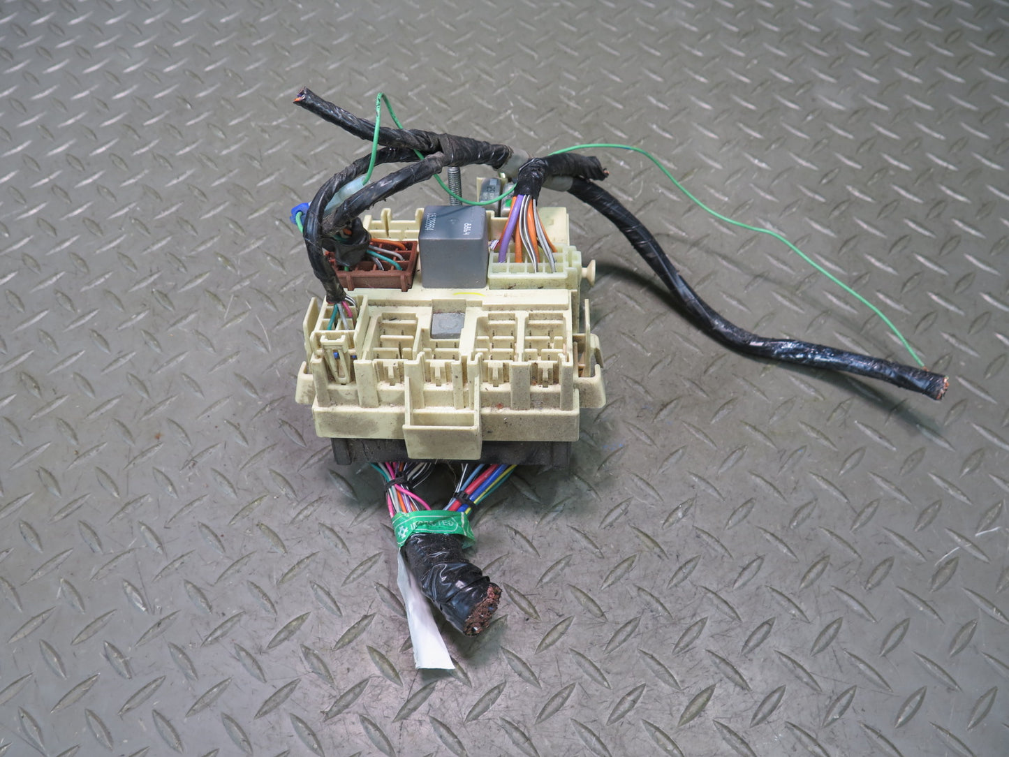 2003-2007 Hummer H2 Dash Board Relay Fuse Junction Box 15190658