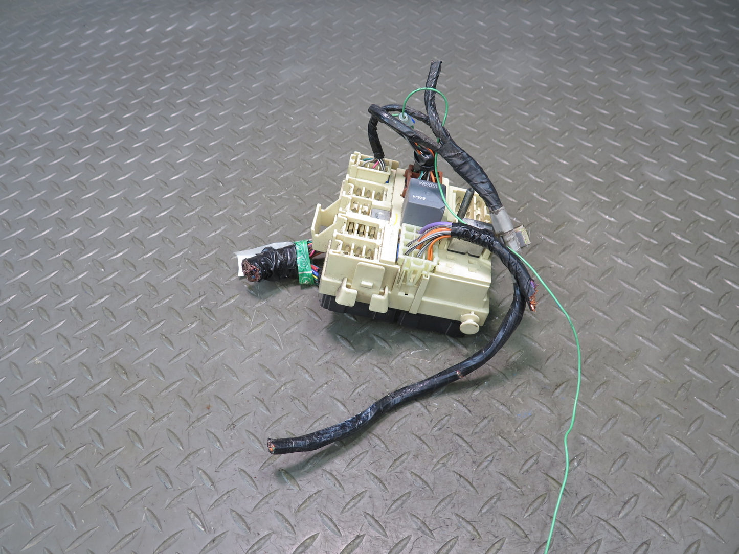 2003-2007 Hummer H2 Dash Board Relay Fuse Junction Box 15190658