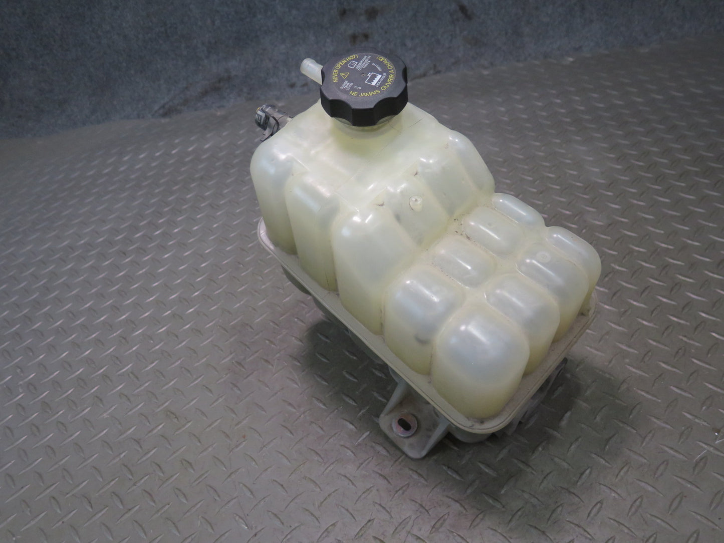2003-2007 Hummer H2 Engine Coolant Expansion Overflow Reservoir Tank