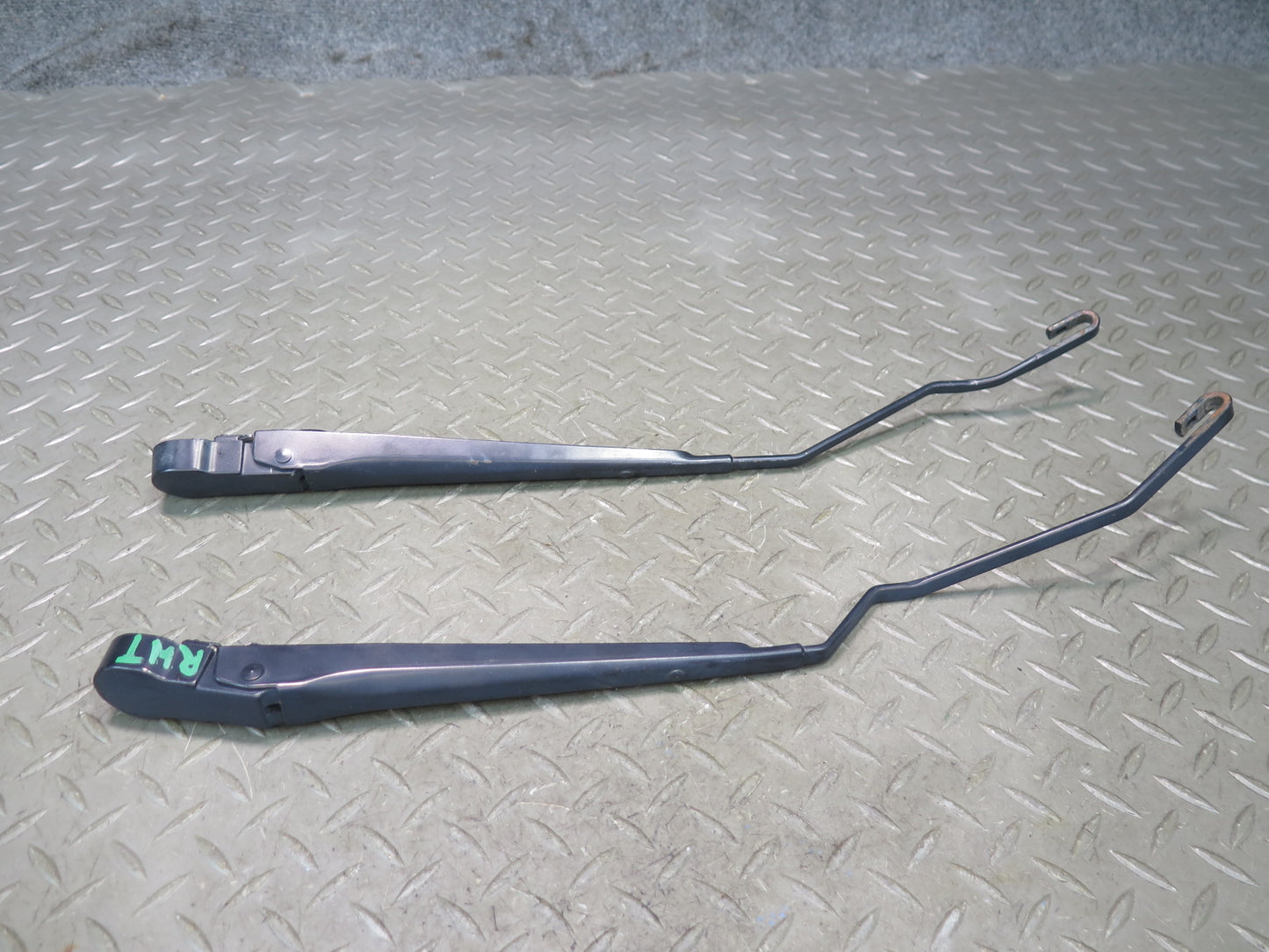 2003-2009 Hummer H2 Front Windshield Left & Right Side Wiper Arm Set of 2