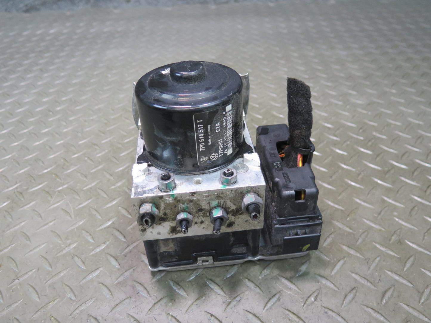 2015-2018 Porsche Cayenne 958.2 Anti Lock Brake ABS Pump Module 7P0614517T