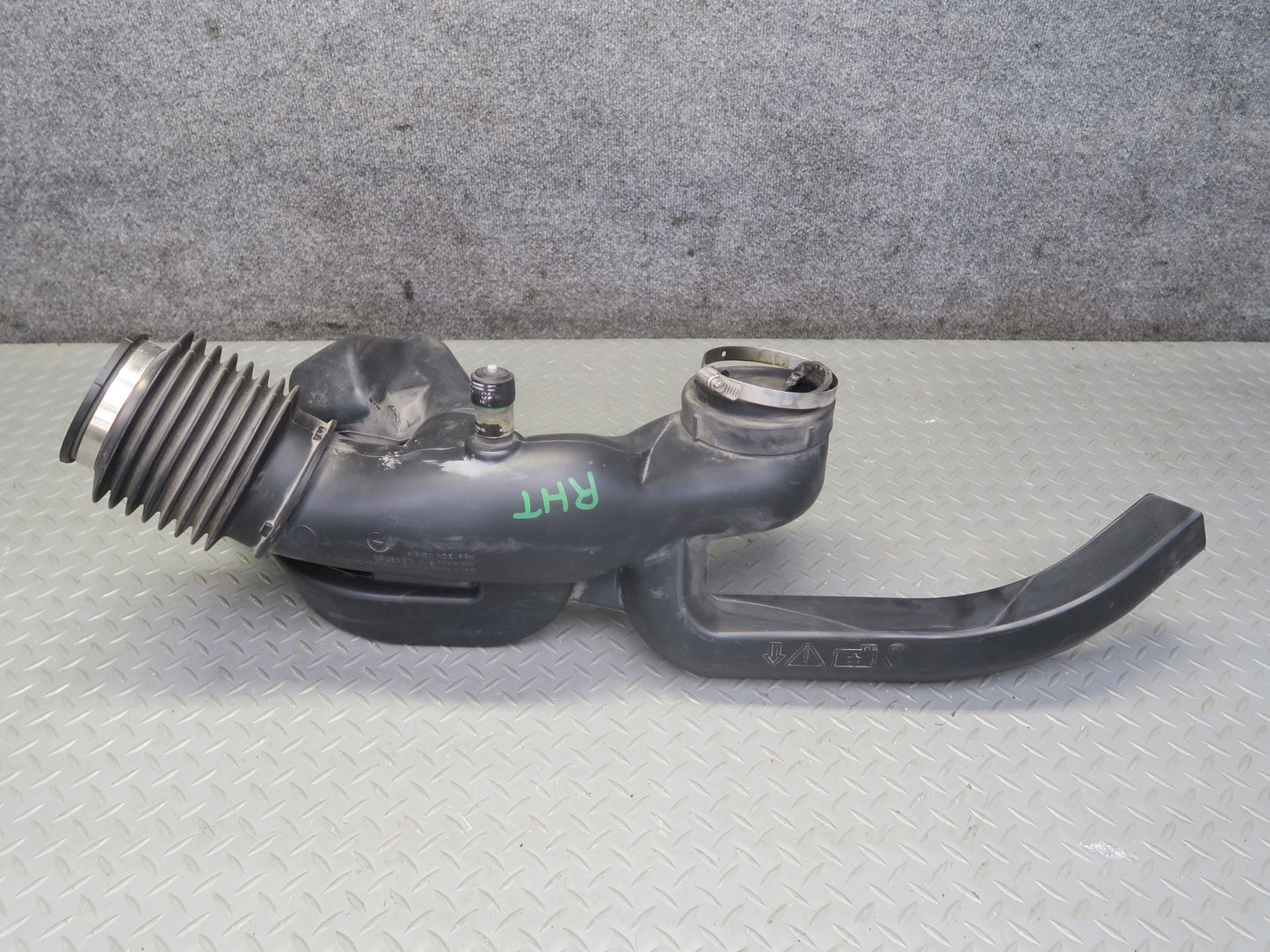 2003-2007 Hummer H2 6.0L Air Intake Cleaner Box Resonator Tube Pipe 15059739