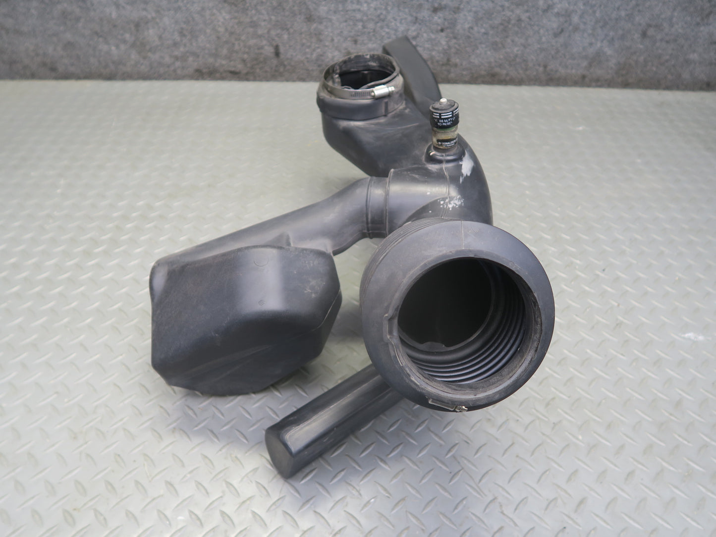 2003-2007 Hummer H2 6.0L Air Intake Cleaner Box Resonator Tube Pipe 15059739