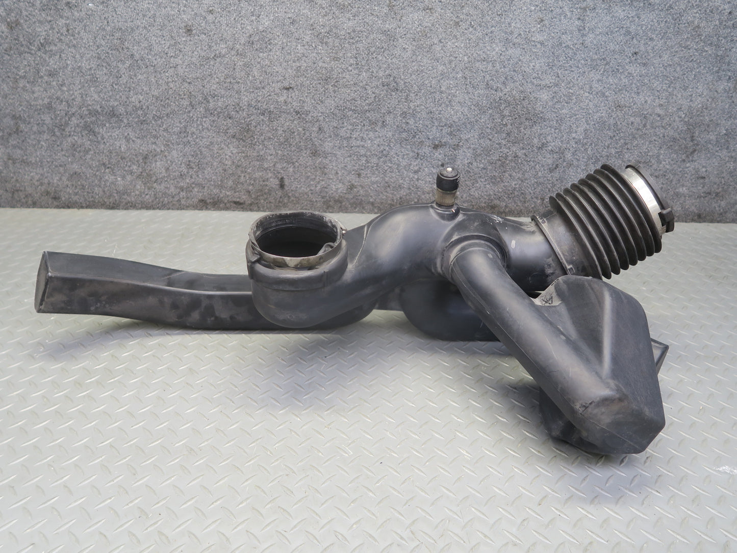 2003-2007 Hummer H2 6.0L Air Intake Cleaner Box Resonator Tube Pipe 15059739