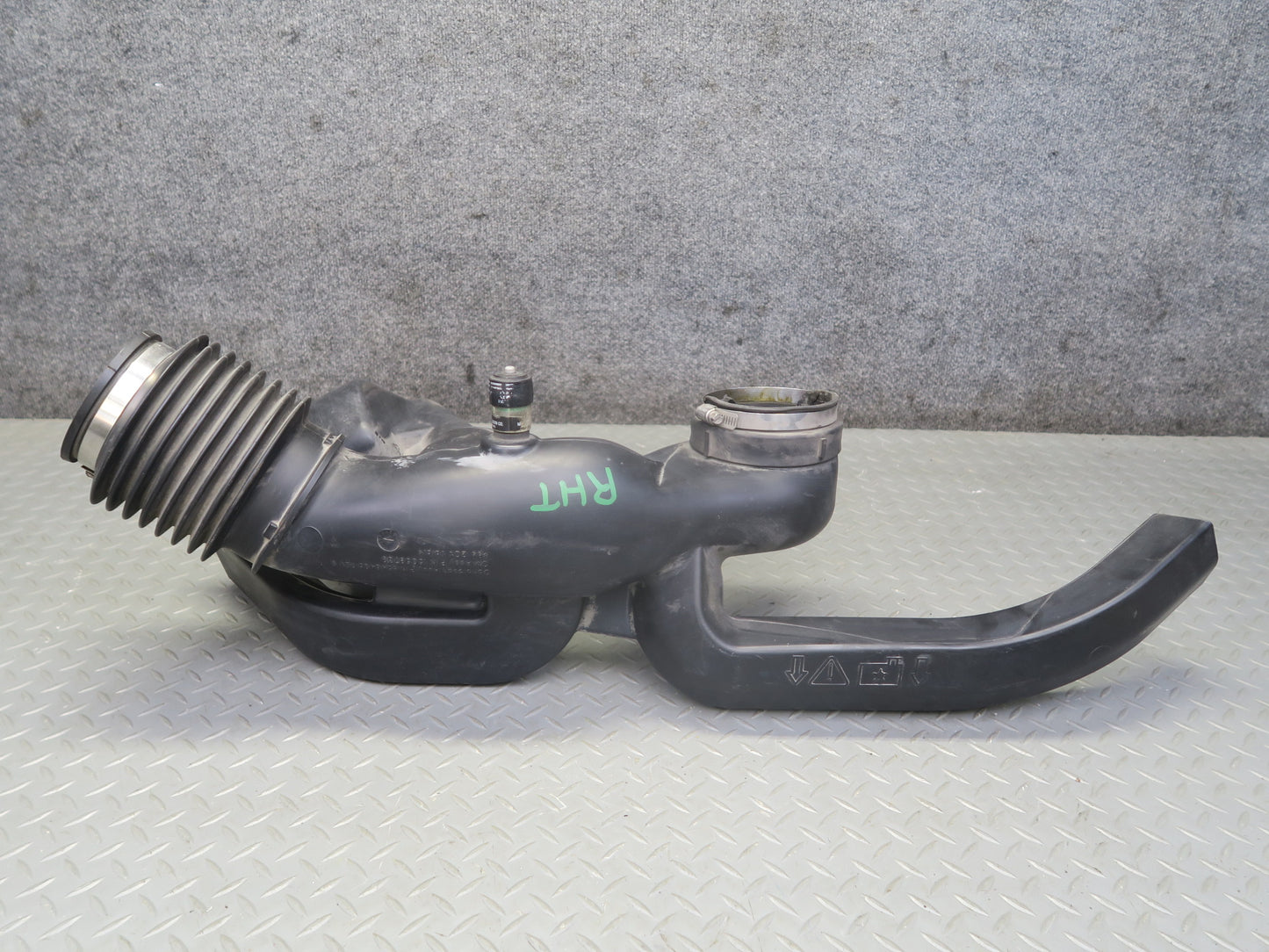 2003-2007 Hummer H2 6.0L Air Intake Cleaner Box Resonator Tube Pipe 15059739