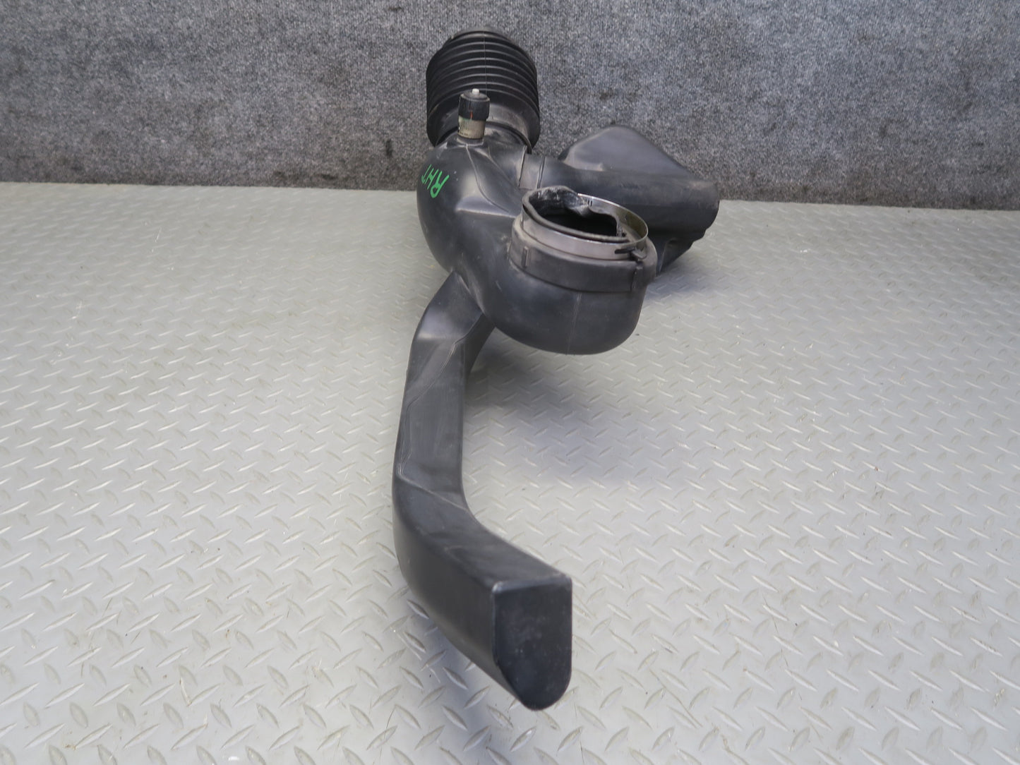 2003-2007 Hummer H2 6.0L Air Intake Cleaner Box Resonator Tube Pipe 15059739