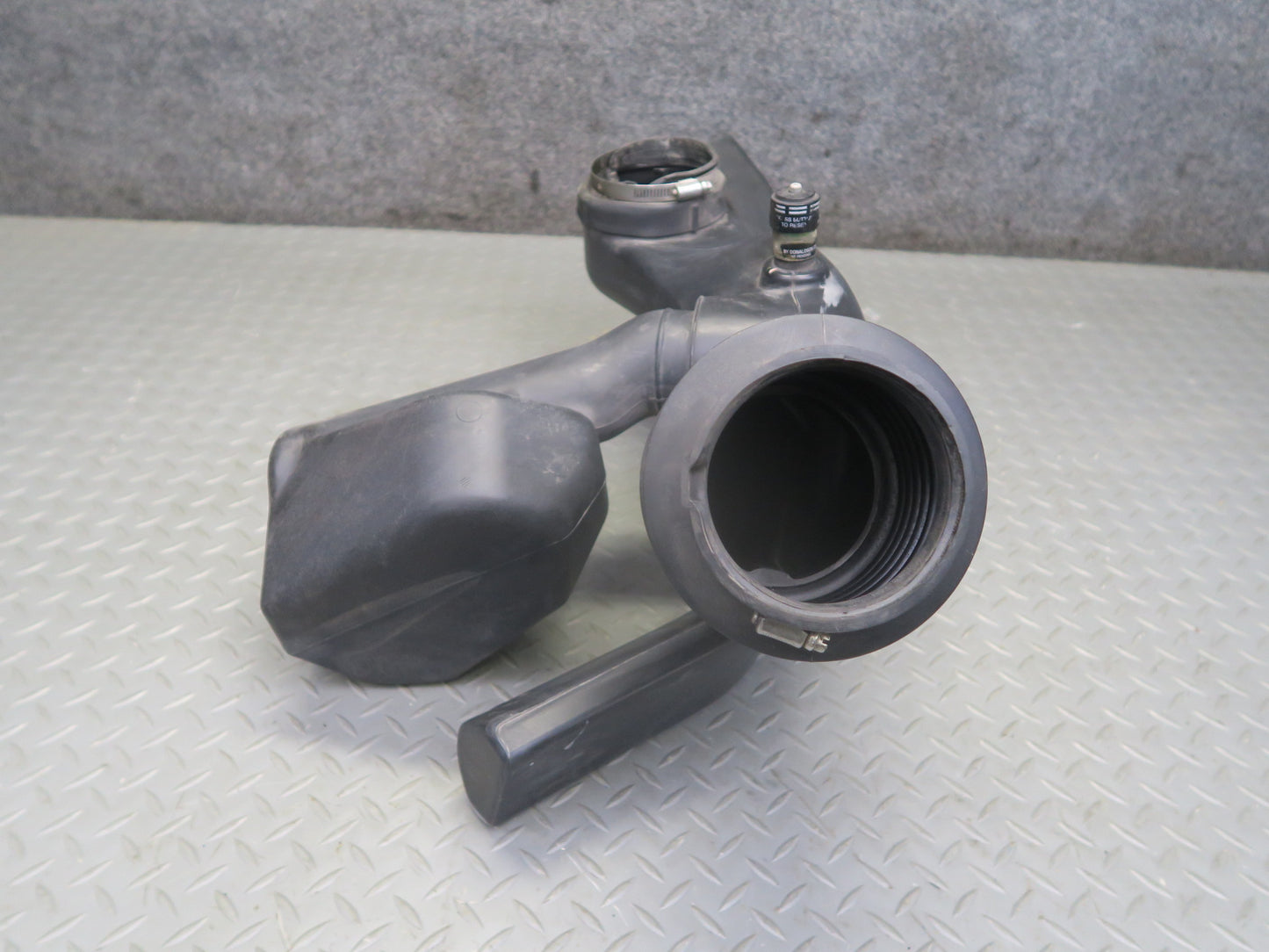 2003-2007 Hummer H2 6.0L Air Intake Cleaner Box Resonator Tube Pipe 15059739