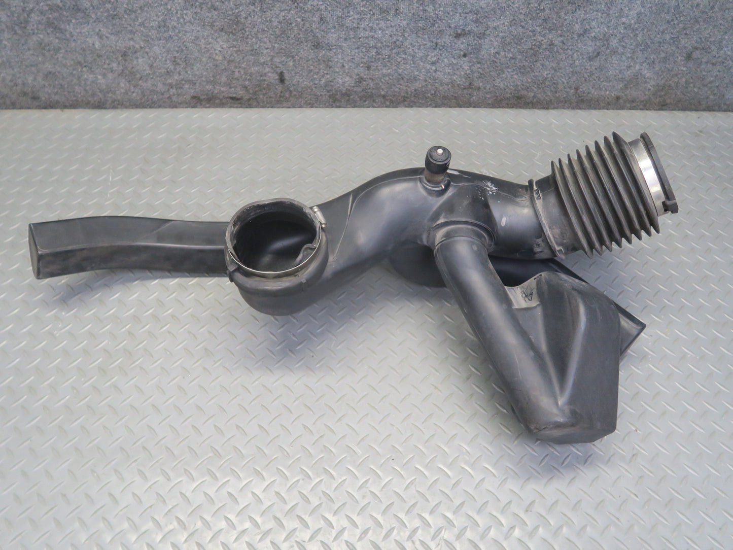 2003-2007 Hummer H2 6.0L Air Intake Cleaner Box Resonator Tube Pipe 15059739